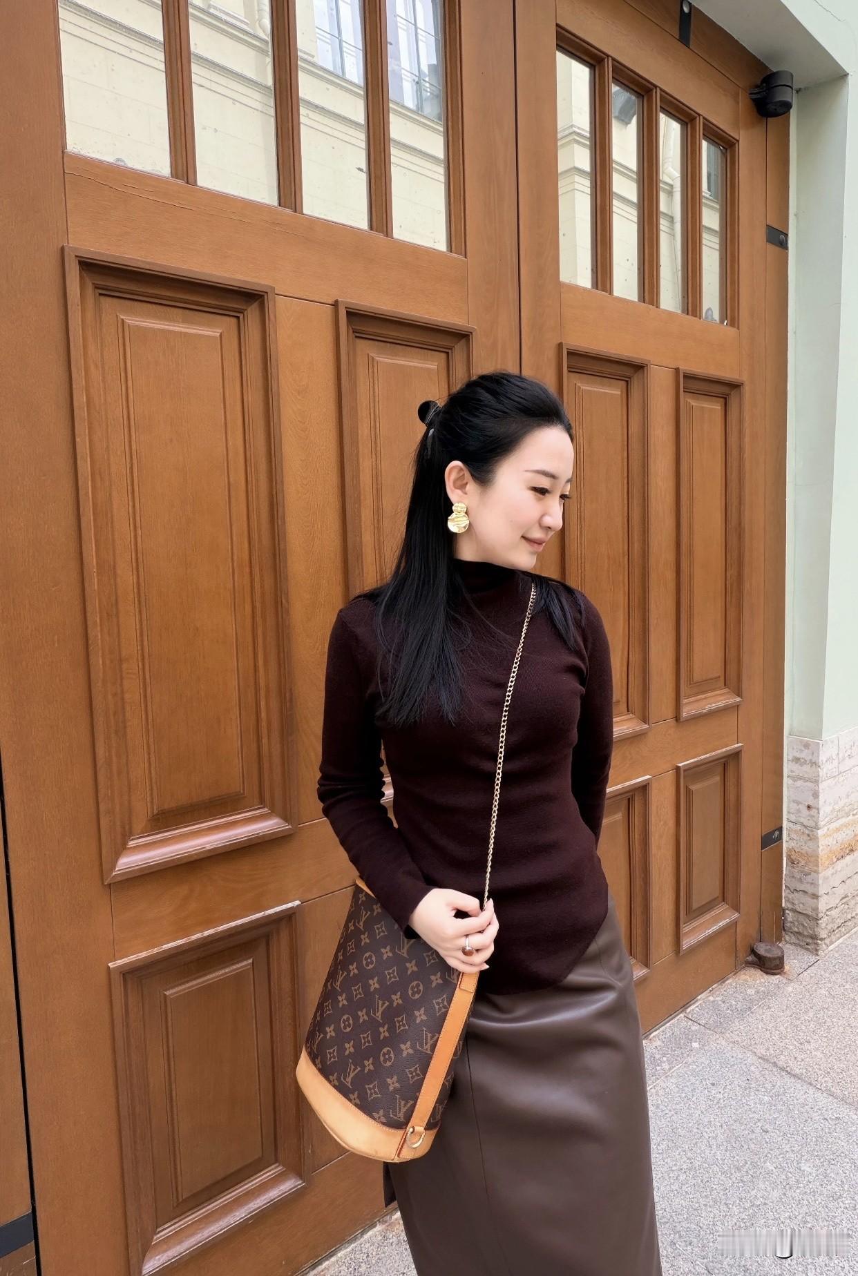 什么样的女人算自然美素颜时皮肤干净，没有过多瑕疵，五官比例协调，笑起来眉眼弯弯，