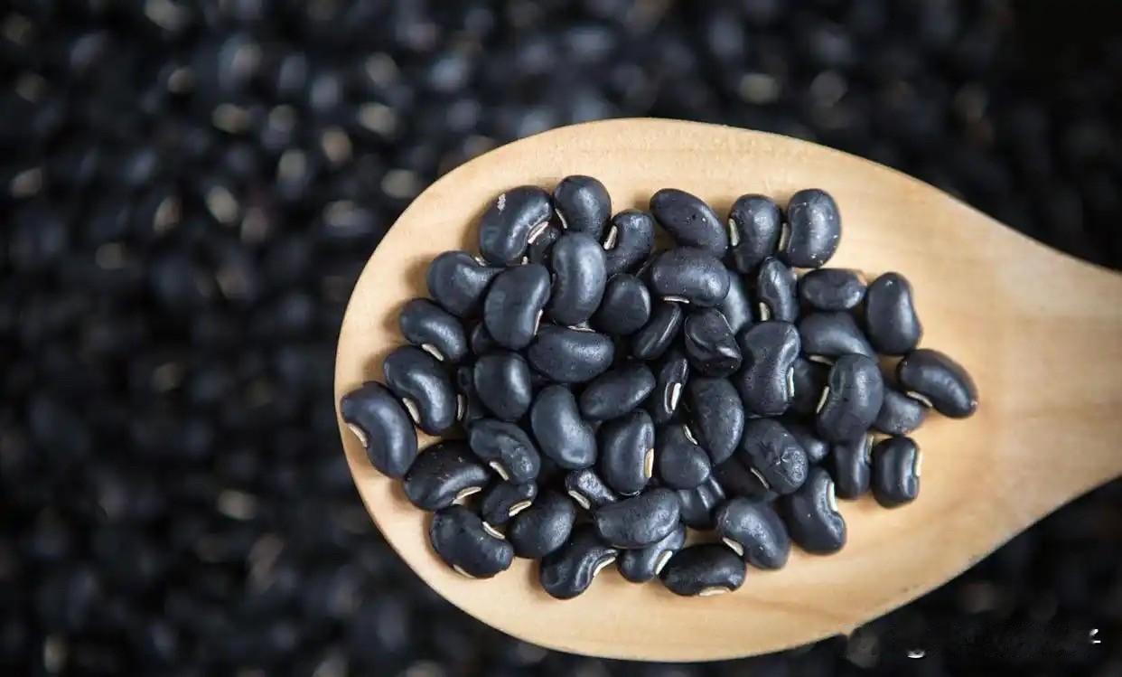 都说黑豆可以让头发变黑，我吃了那么久头发还在越来越白啊[捂脸哭]坚持吃黑豆多年