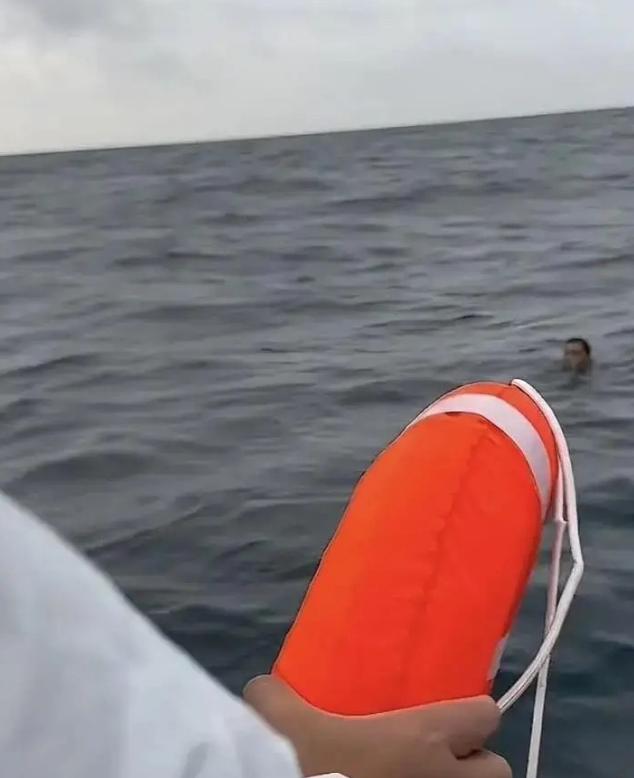 广东阳江，一渔民和同伴一起出海，行驶中，他突然内急，就站在船边往海里小便，结果一