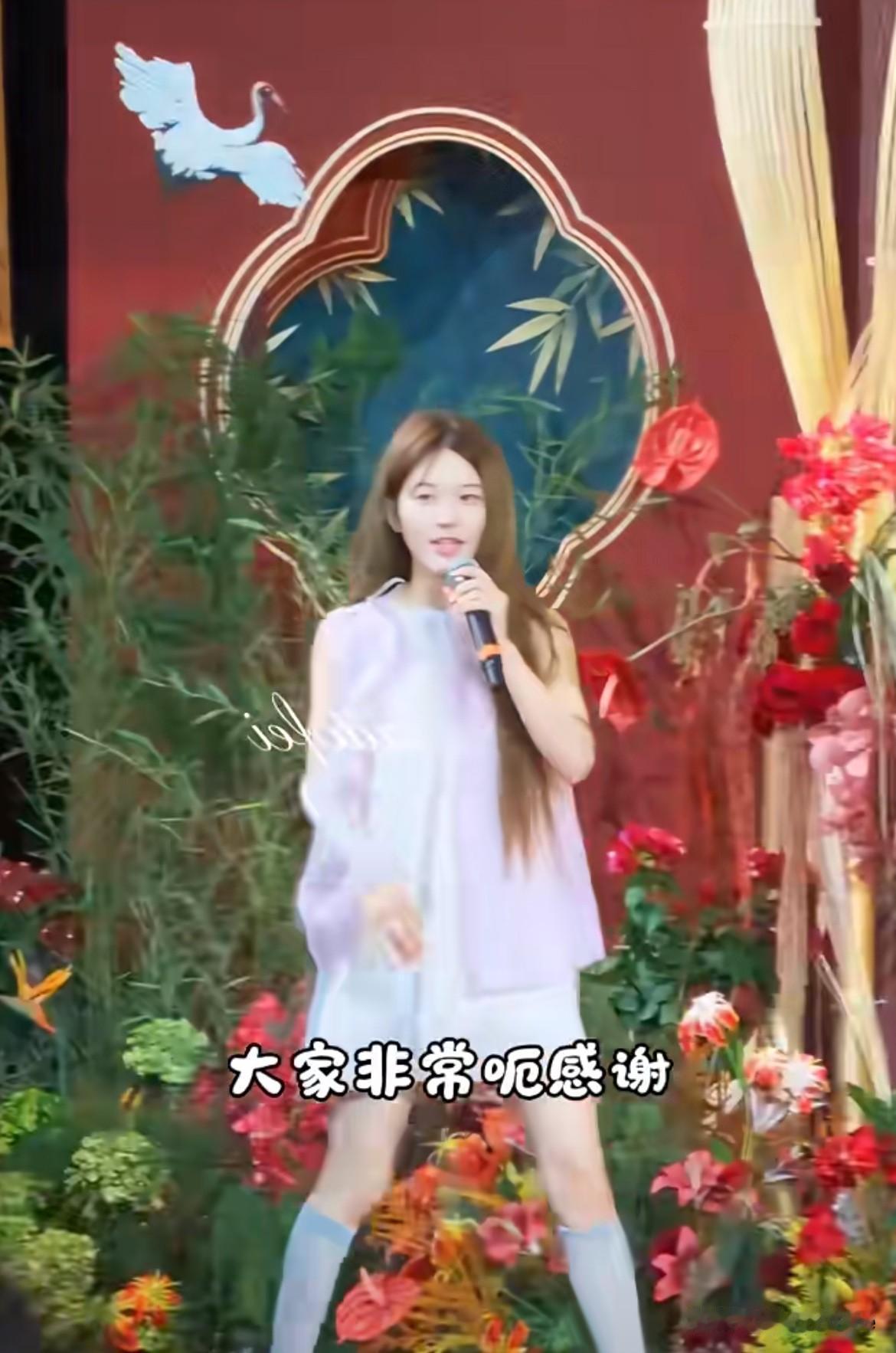 5月31日，赵露思在奶奶80寿宴上致辞首先跟在场的所有宾客致歉，因为是在奶奶的