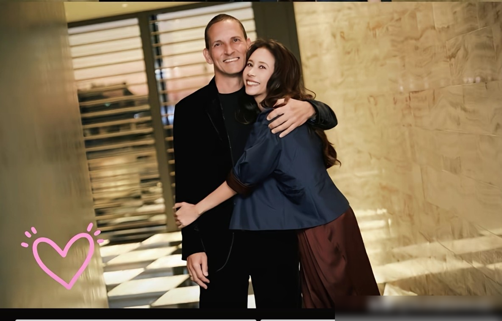 莫文蔚晒了张照片，结婚十五年，老公为了陪她巡演，辞了高薪工作。当年41岁嫁过去，丈夫已经带着三个孩子