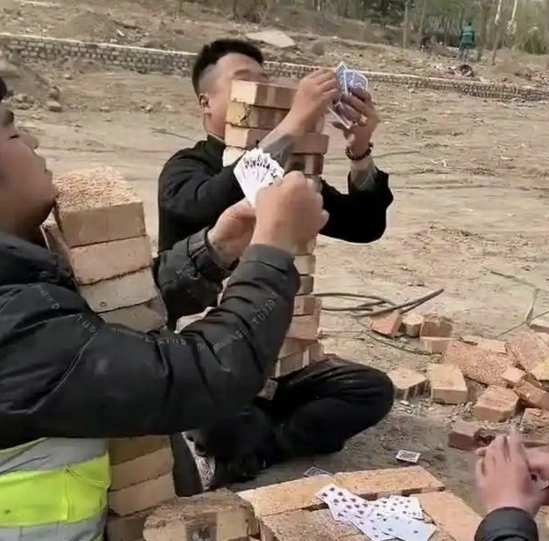 这是哪里的玩法，输了抱着砖？