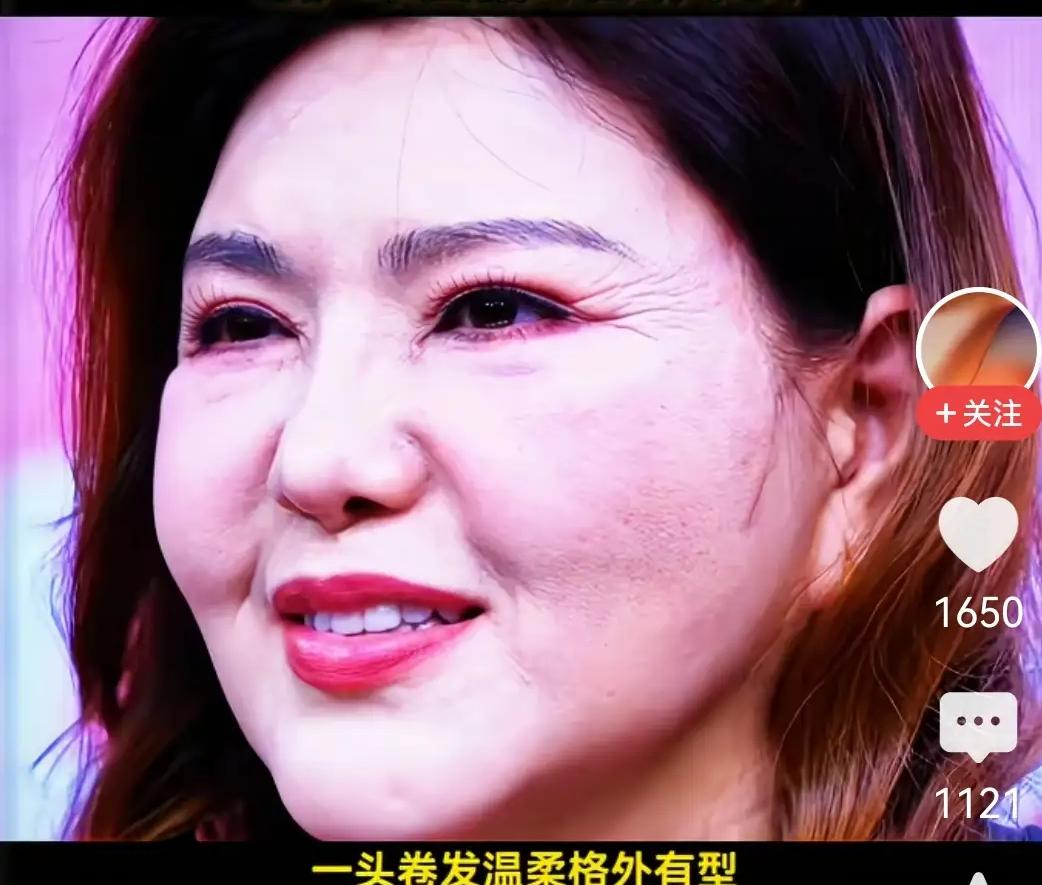 天呐，昔日的蒙古之花，如今竟成了满脸皱纹的“老太太”。说实话，乌兰图雅脸部皮肤