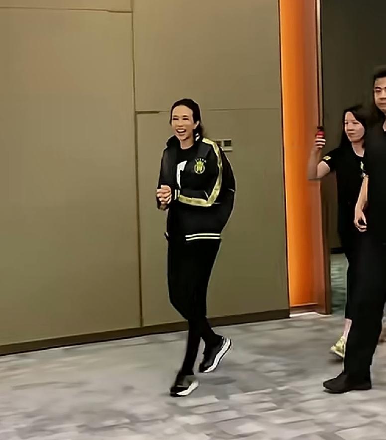 莫文蔚除了腿形好看，长相很普通。