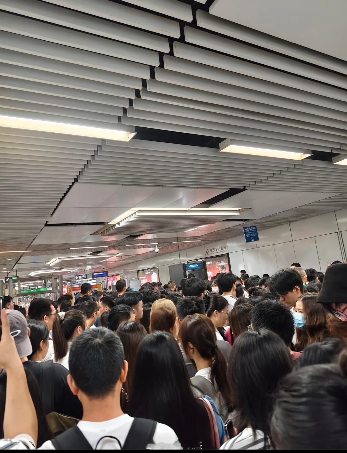 深圳地铁严查第二天，增加不少人手了，有的地铁站配了12个人。。深圳