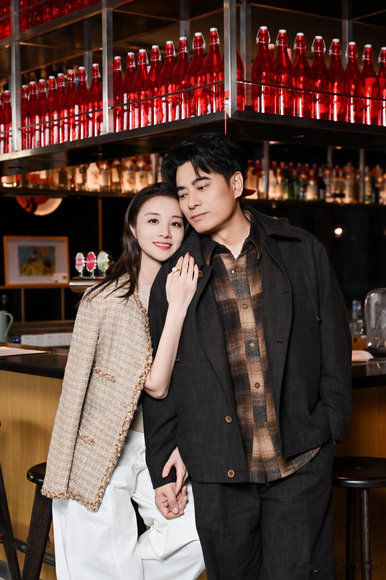 2月18日，陈龙妻子章龄之晒出新年夫妻合照，并配文说道：“你们过年都在做什么呢？