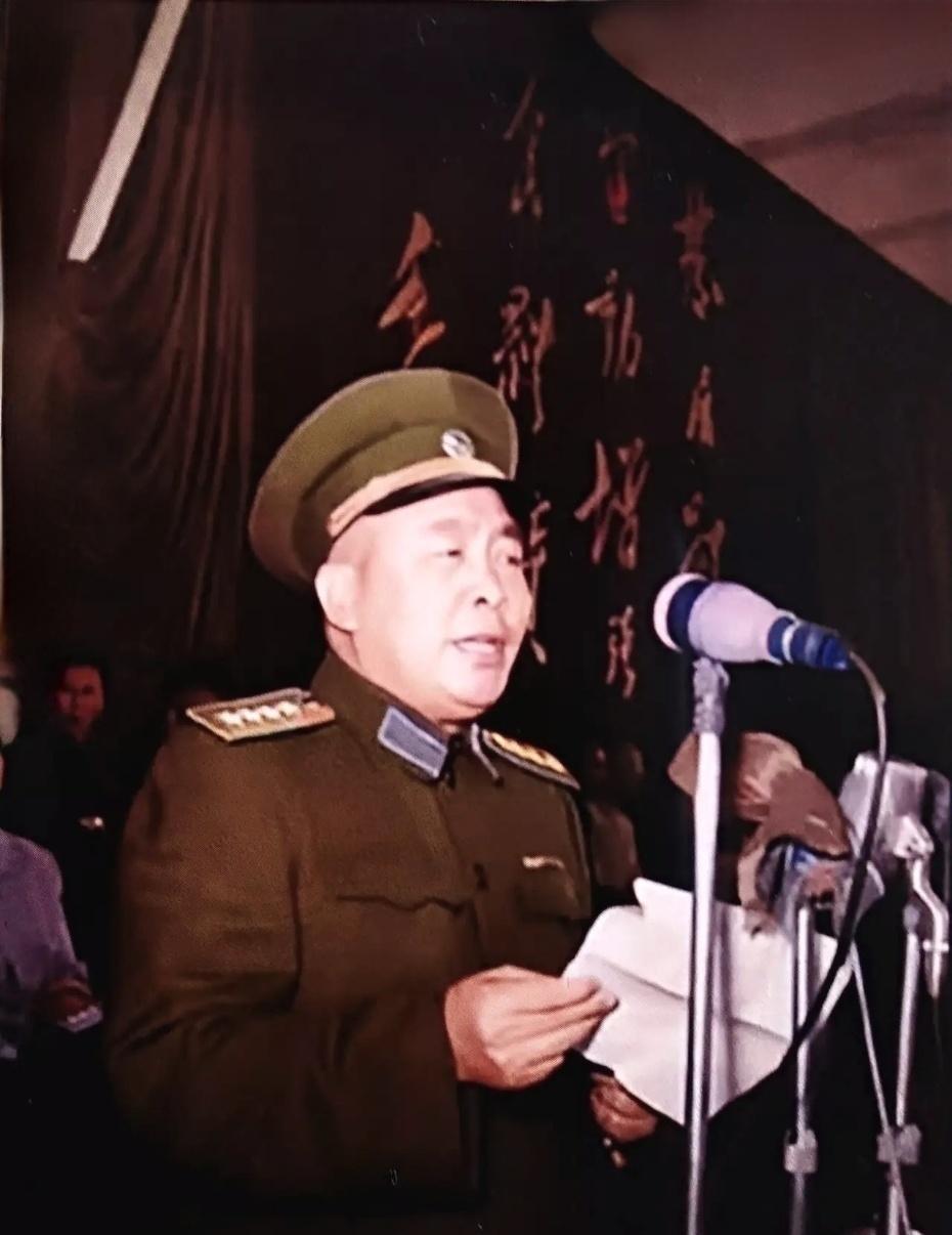 ＃开国元勋＃这是一张上世纪五十年代的珍贵旧照，画面里站在主席台上发言的高级将领
