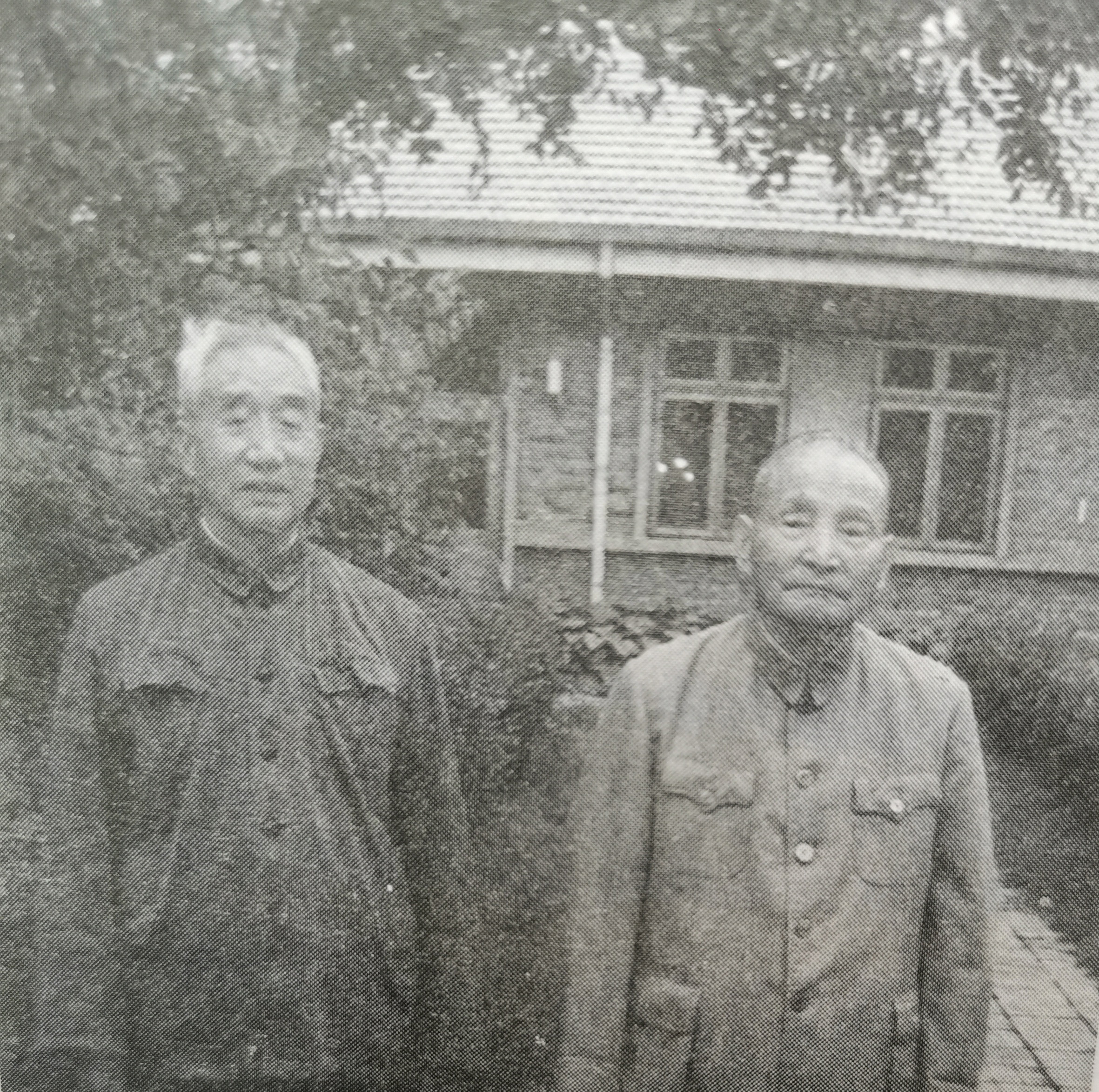 党内有两位大人物，身体最是不好，一位是左边的徐向前，因为肋膜炎，累倒在解放战争的