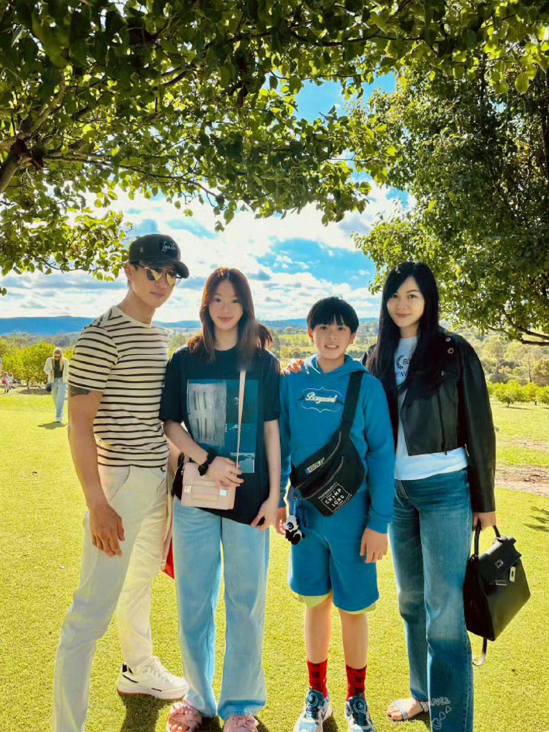 吴尊晒出一家四口的合照庆祝纪念日，吴尊和老婆林丽吟是在16岁时就在一起了，今年正