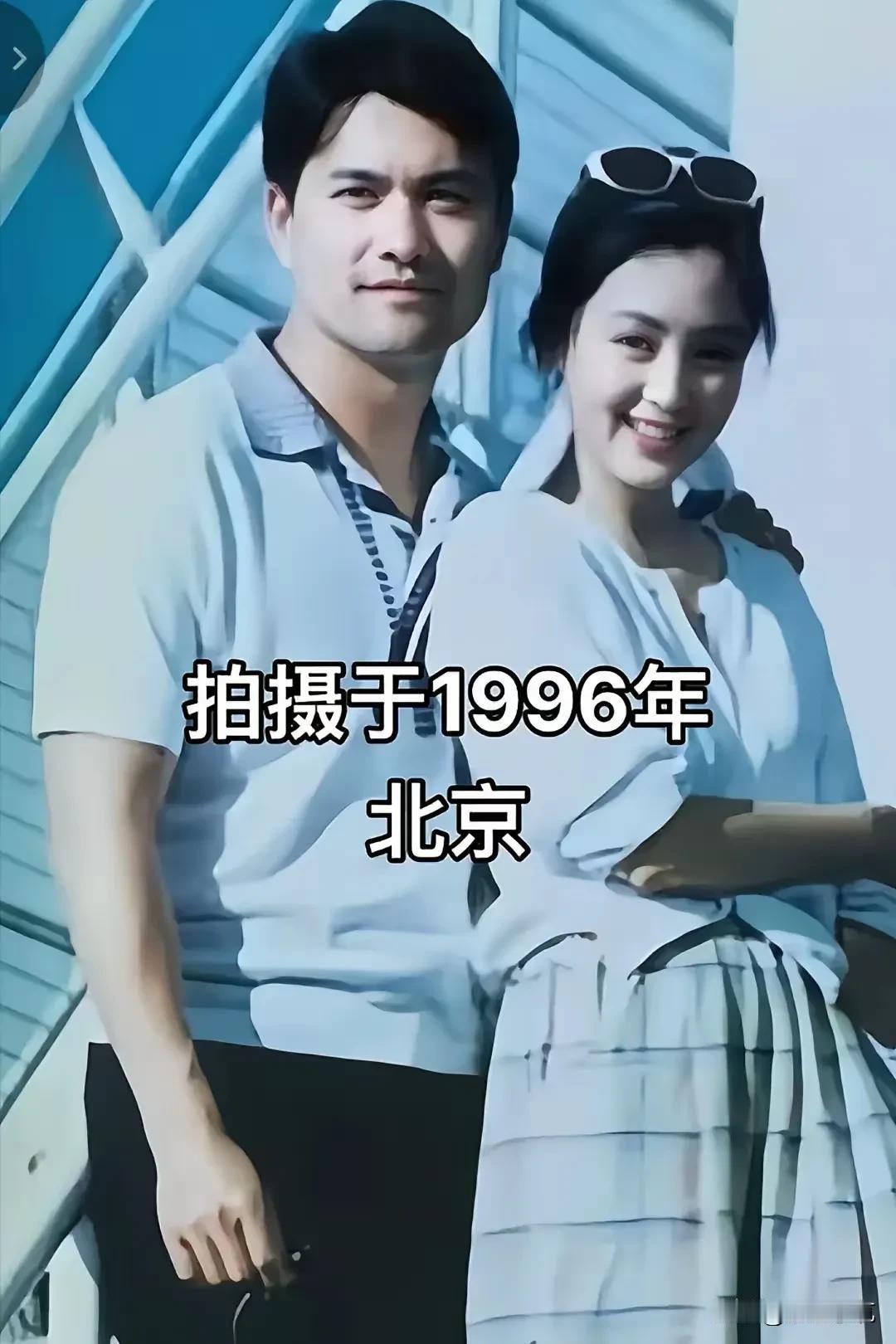 这男的应该是吕良伟，女的却没认出来，看起来很年轻，十分漂亮，明眸皓齿，笑容也很灿