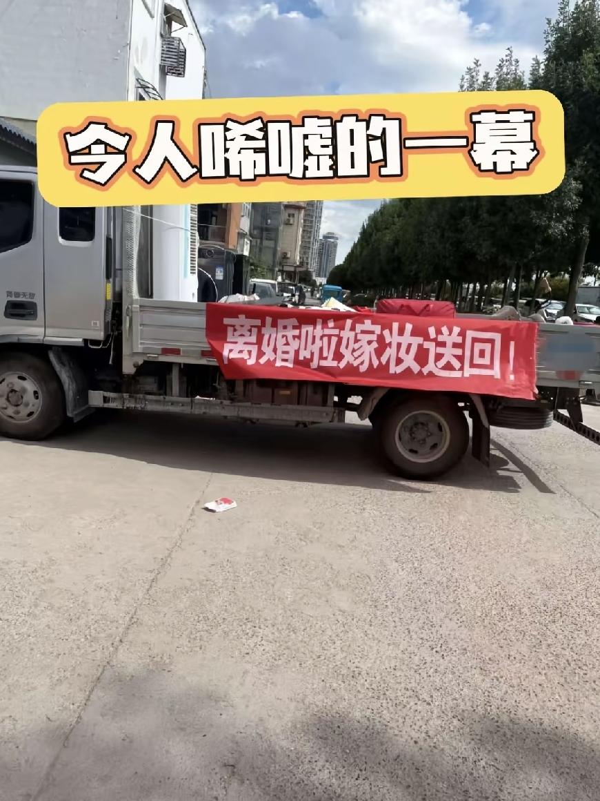 这是多大的仇啊，河南周口，一对夫妻去民政局办离婚，手续刚办完，男的就喊来一辆货车