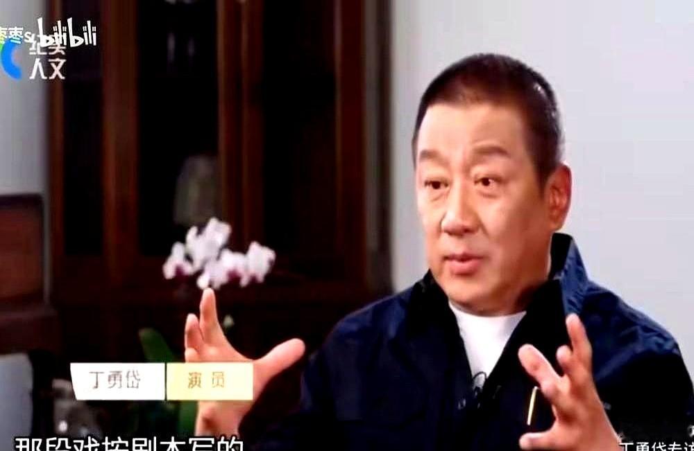 导演都没喊停，眼看着雷佳音突然给自己加戏。丁勇岱愣了一下，但立马就懂了，他把那