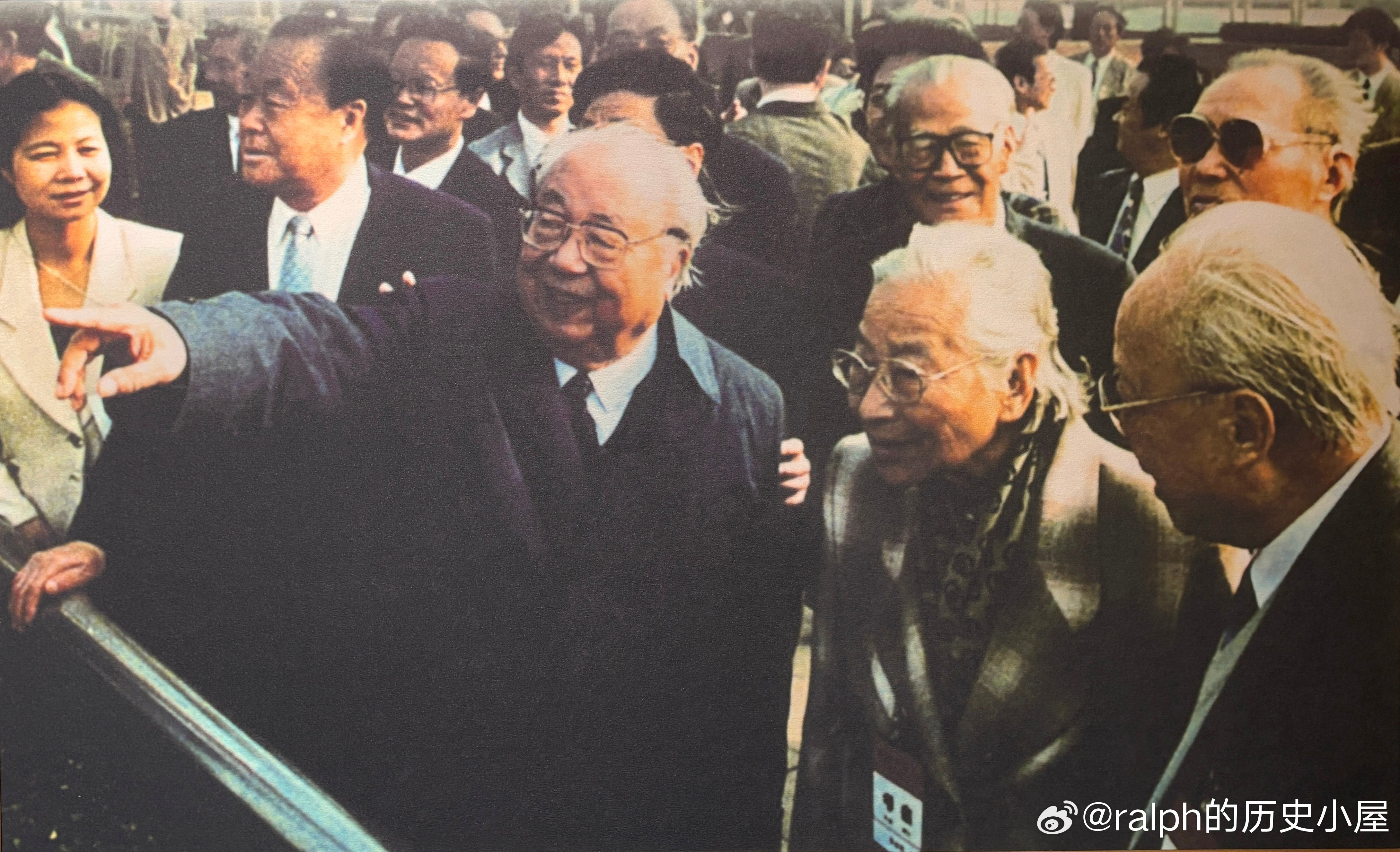 1995年11月费孝通（前排右三）、钱伟长（前排右一）等与民主党派中央、全国工商