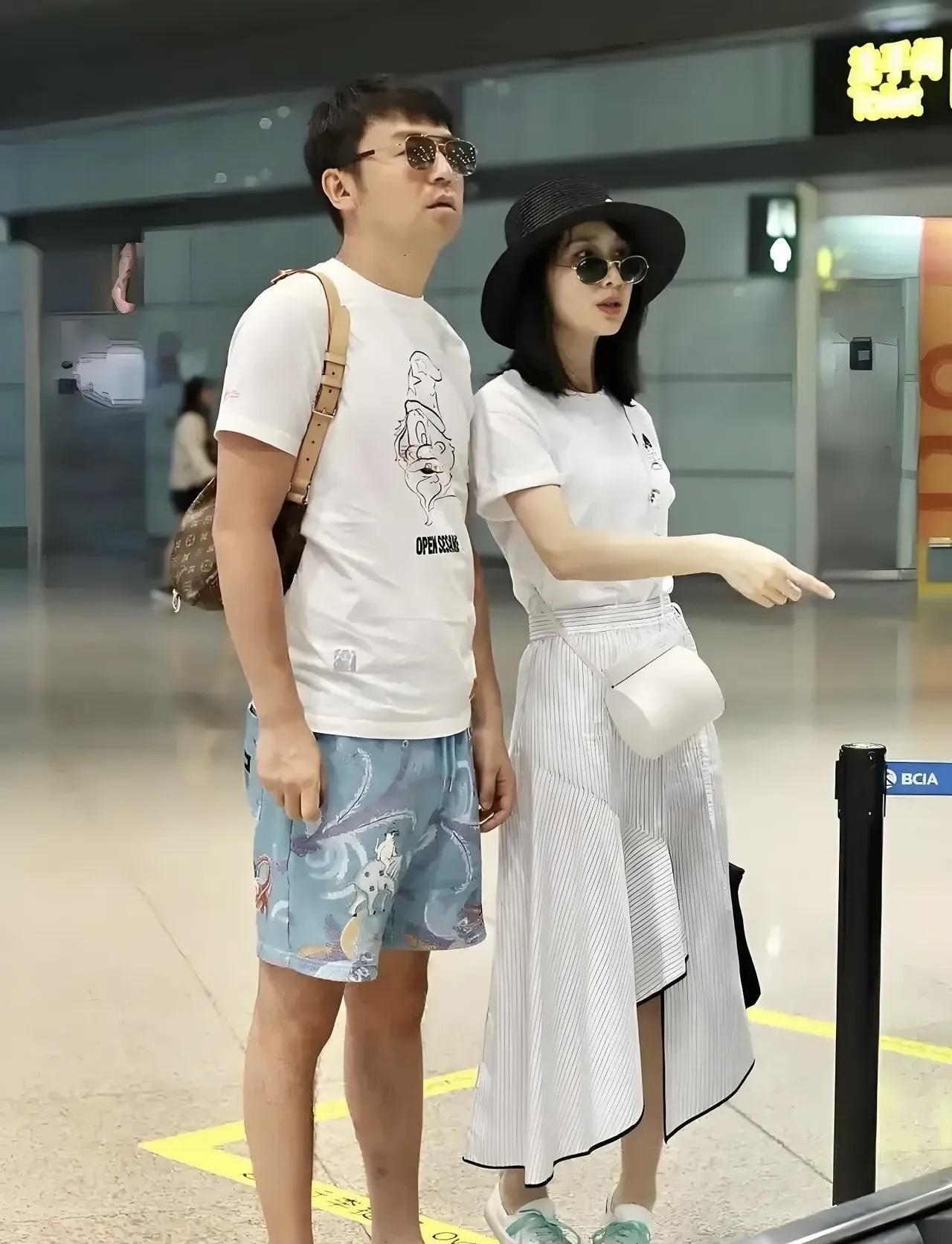 雷佳音与老婆翟煦飞的旧照，夫妻俩走机场时的画面。雷佳音有一个这么漂亮的老婆，真