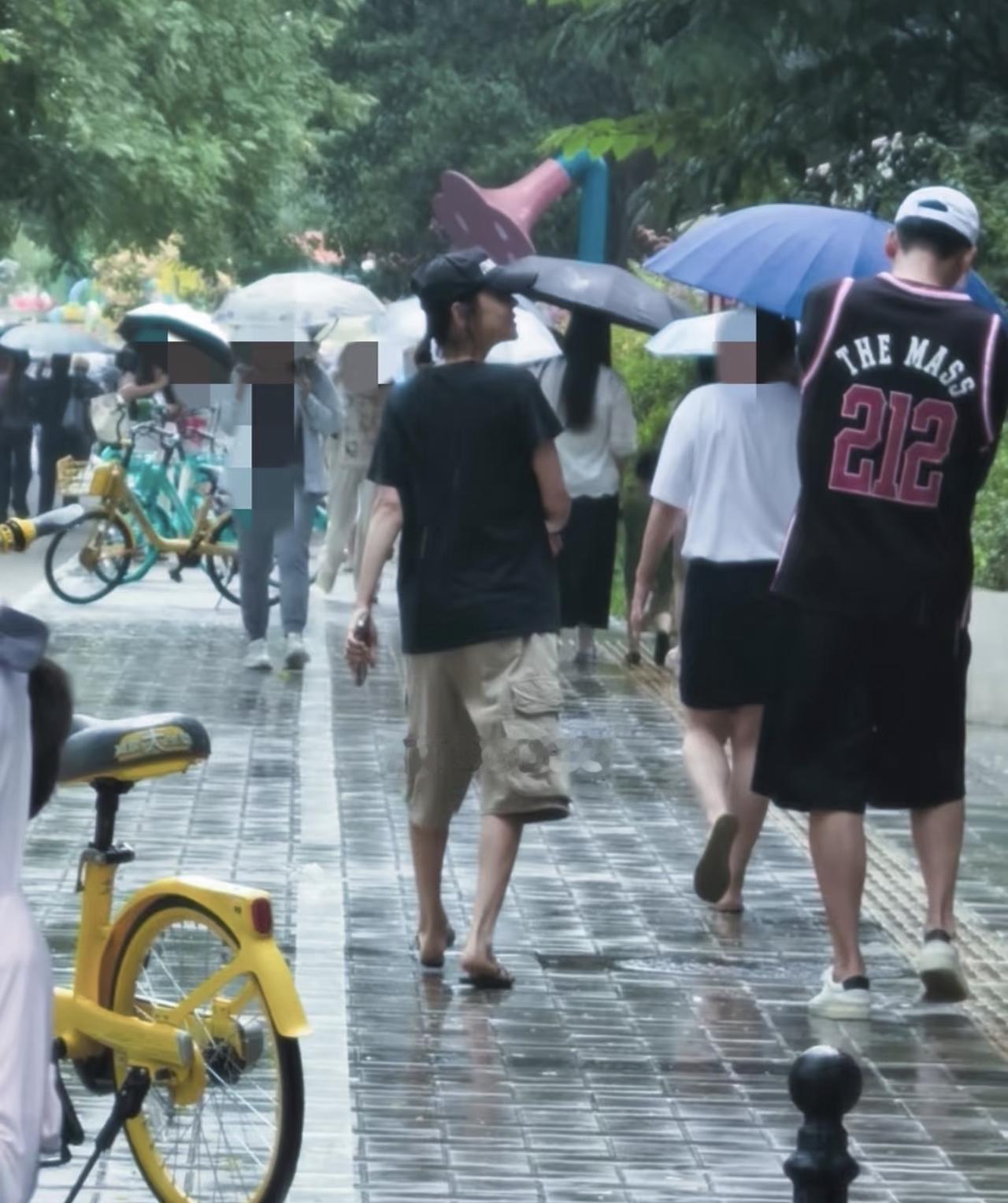 偶遇于晓光夫妇在北京街头闲逛，下着雨夫妻俩却没打伞，秋瓷炫穿着短裤拖鞋很随性，身