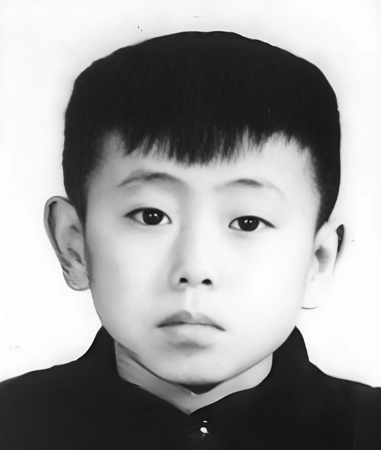 这张照片拍摄于1969年，黑龙江省牡丹江专区东宁县12岁少年的证件照片。他出生于
