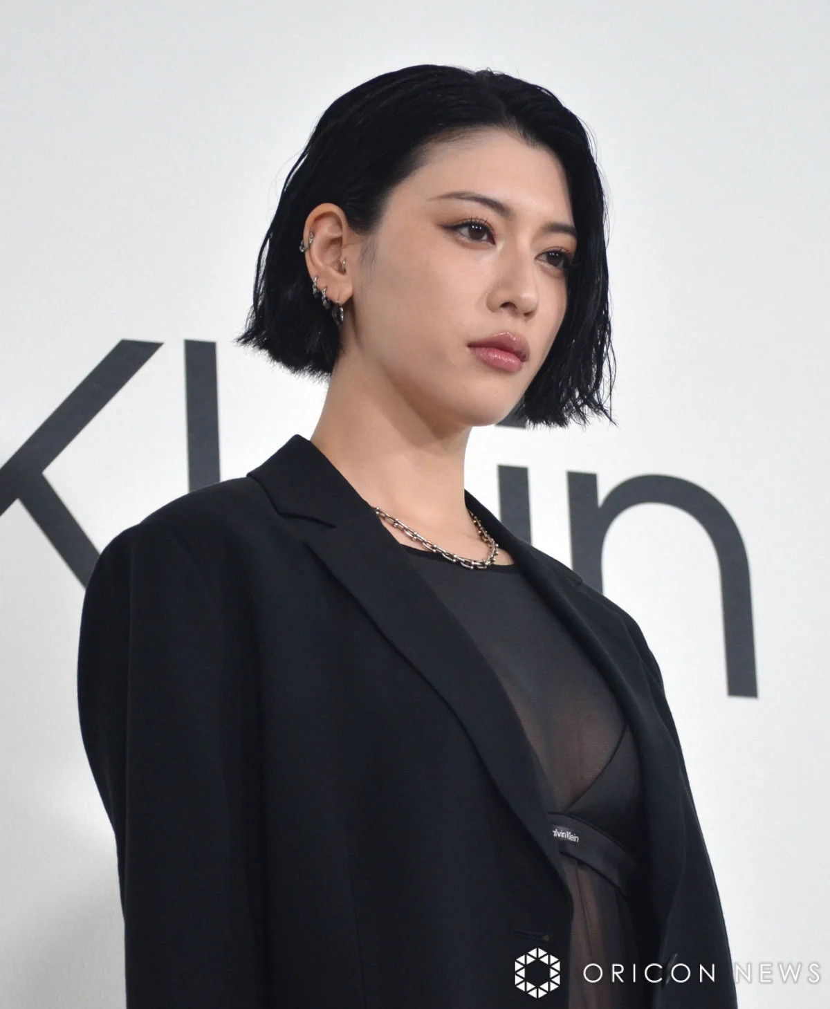三吉彩花黑丝新造型​​​