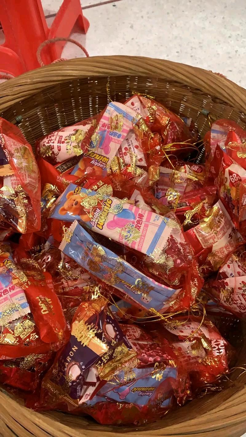 “天将大锅！”河南，一大妈路过酒店，见门口一对新人正在发喜糖，便猛地冲进人群，伸