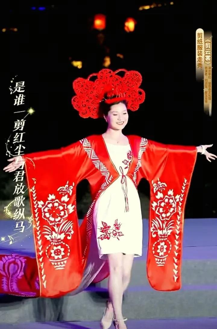 盼盼走秀虽然鞋带开了，但是丝毫不受影响，气场全开表现完美。走秀的高跟鞋鞋带应该