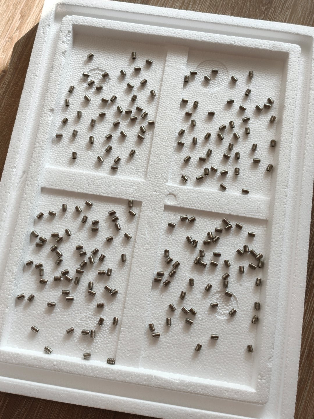 这一盘螺丝，到底有多少个？OPPO小布，最离谱，190个，差的最多。Kimi，
