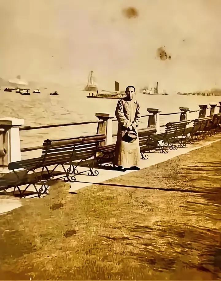 这是杜月笙在1948年在黄浦江畔拍下的最后一张照片，他也预感到要离开大陆再也无法