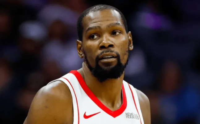 NBA常规赛，火箭客场108-128不敌快船。自从12月至今，火箭已经连续输给