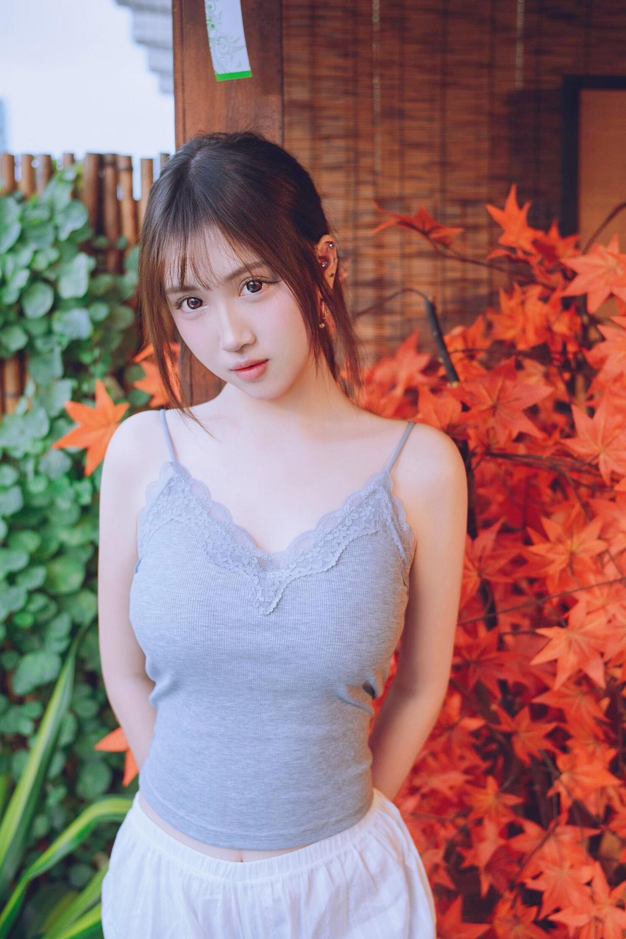 上联：灰带丝边，轻笼柔肩添素净下联：白裙褶皱，漫垂纤腰染清宁对联对对联飞花