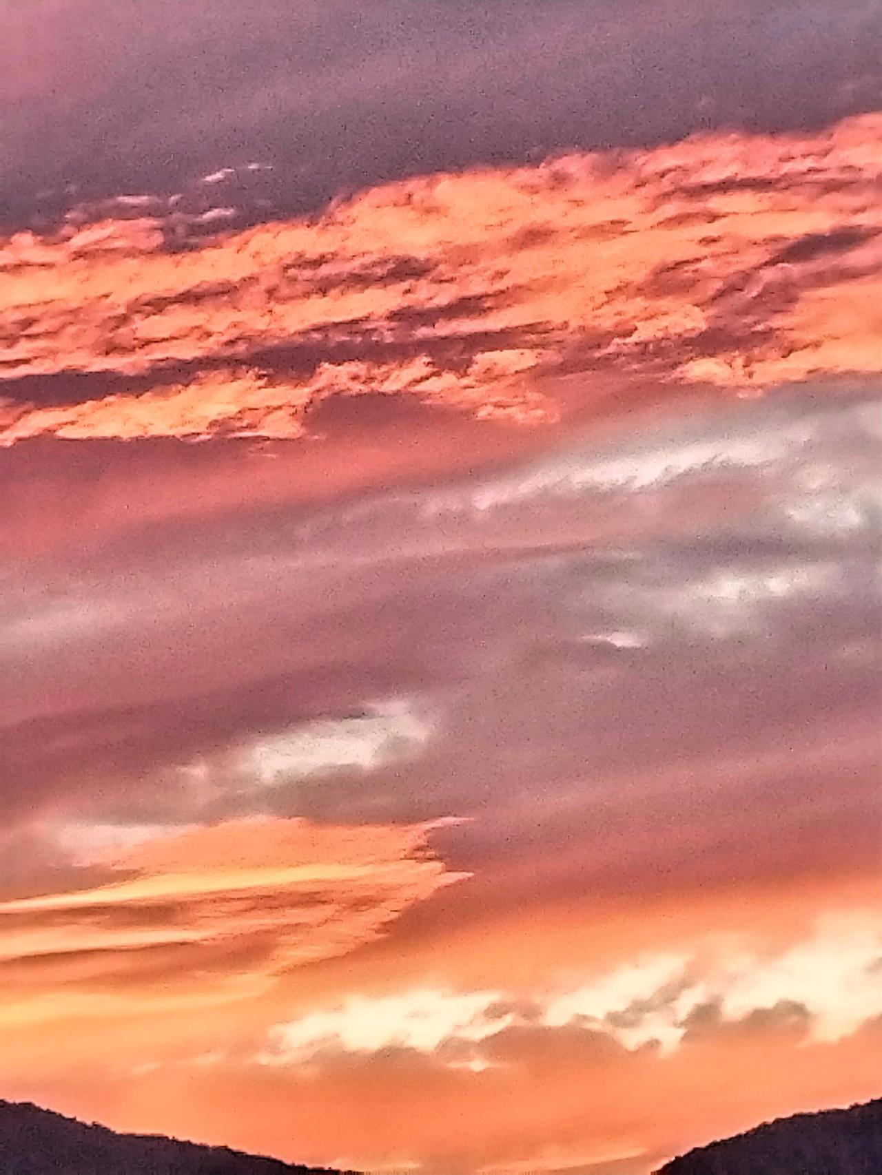 夕阳西下，彩云如诗，美轮美奂！晚饭后漫步街头，沿着街道悠然前行，恰好目睹夕阳散发