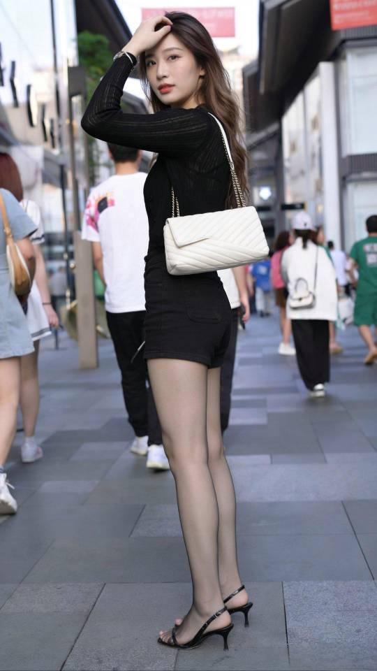 街头辣妹的黑色系穿搭，简约又撩人！全黑色自带高级滤镜!针织上衣的软糯和黑丝的