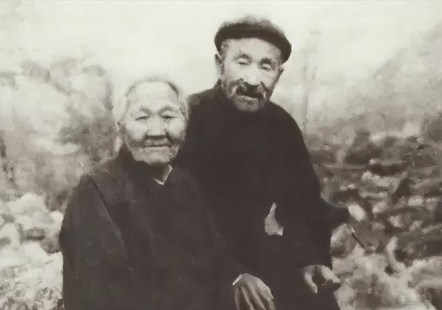 1956年3月，山东临沂沂南县公安接到举报：有个卖烧酒和狗肉的老汉，经常在山里转