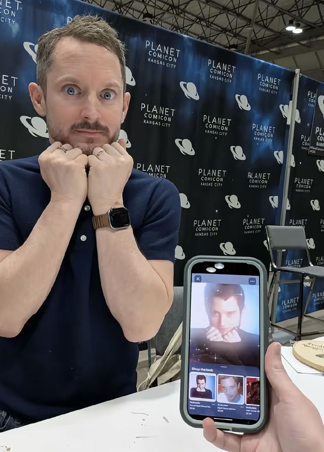 ElijahWood在漫展上复刻自己年轻时诡异洋人写真