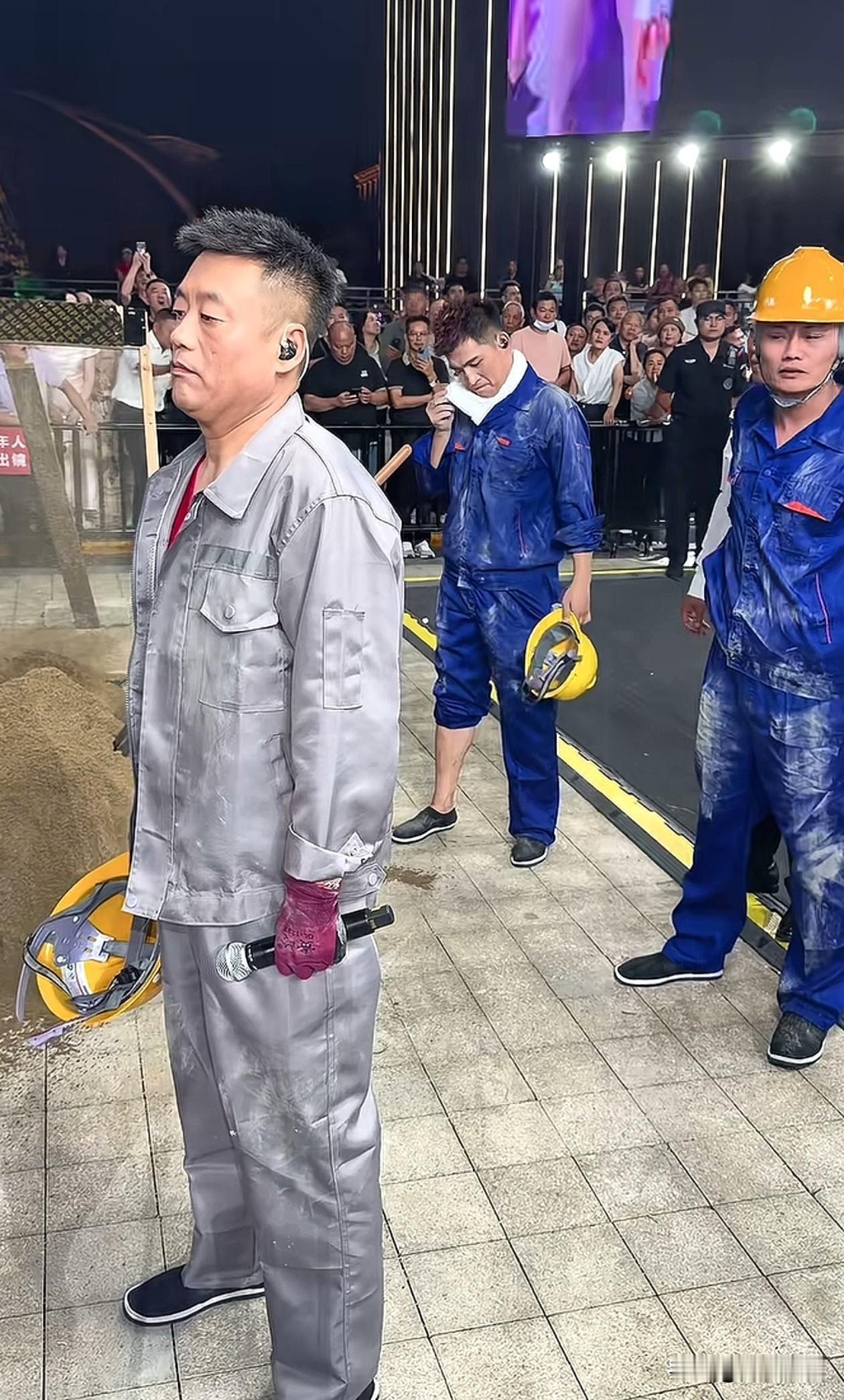 还有比这更假的吗？二人转演员宋晓峰直播，身上扬沙子，戴安全帽扮农民工，怎么看