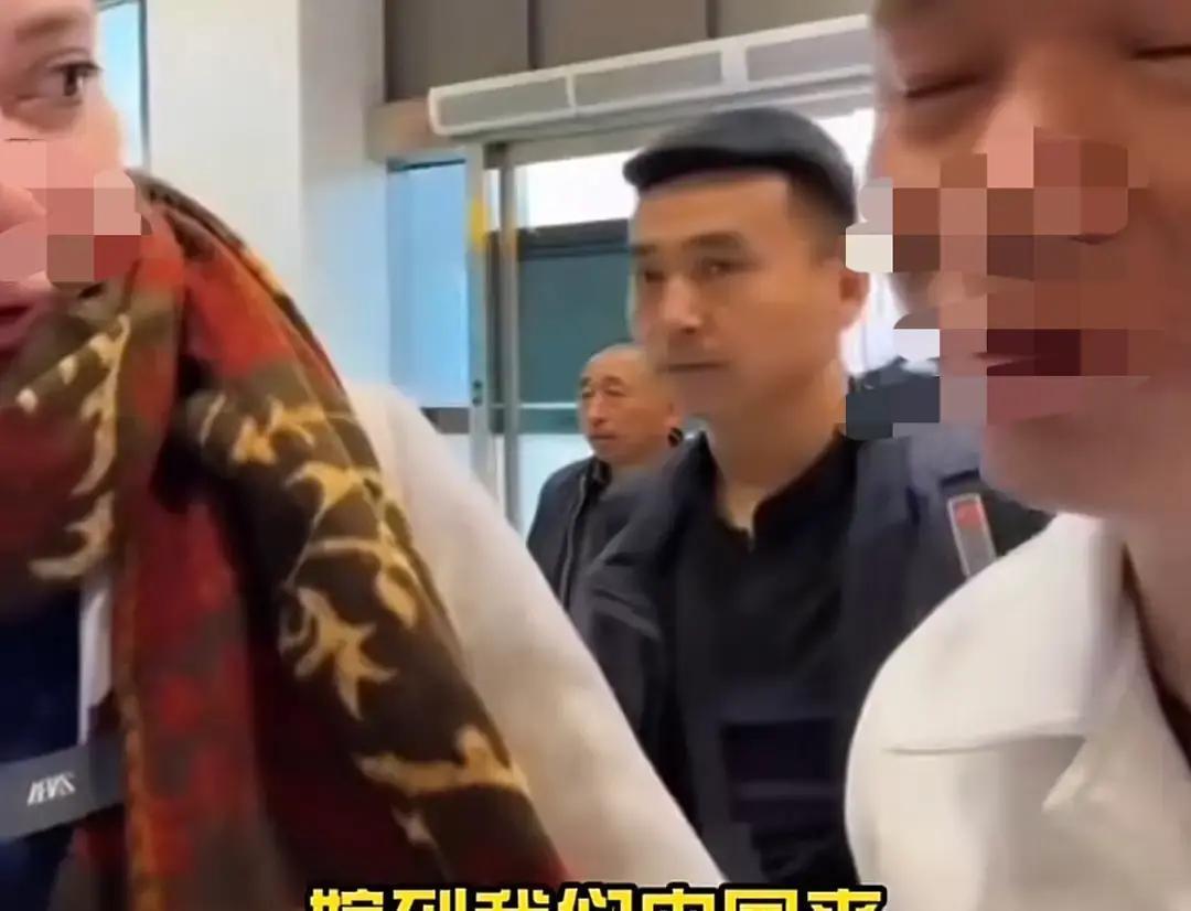 “真的太丢脸了！”。一外国女生到中国旅游在机场候机时，打开手机记录生活，没想到旁