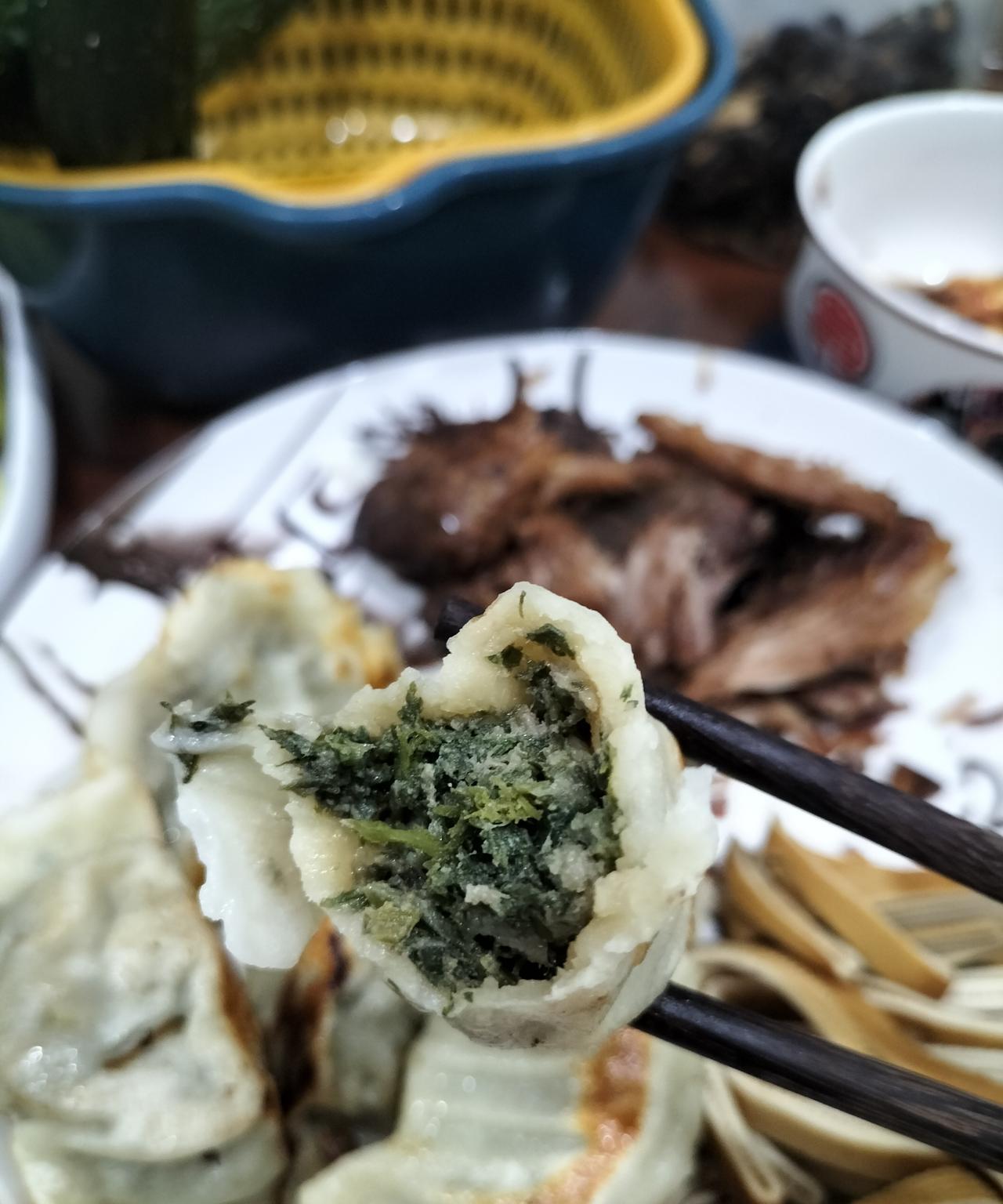 八月十五午饭剩下一些，晚上吃点儿。中午一家子过十五，吃完饭，收拾利索，带回来一