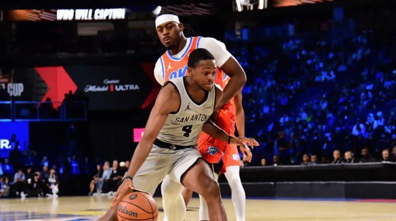 最近，在马刺，抱上文班亚马大腿的福克斯，风生水起，是不是有点忘本了。福克斯谈到