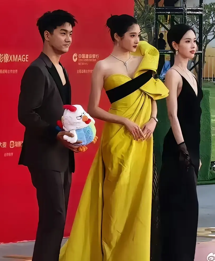 内娱女艺人最想不明白就是关晓彤要颜值有颜值，要身高有身高，气质也不差。出席活