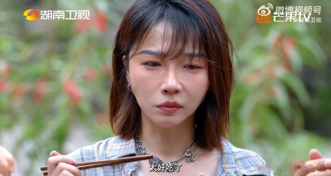 #刘恋说腊肉魔芋锅美味无需多言#这种一锅炖的菜最有烟火气，腊香混着热气扑上来，刘恋吃得连连点头的样子
