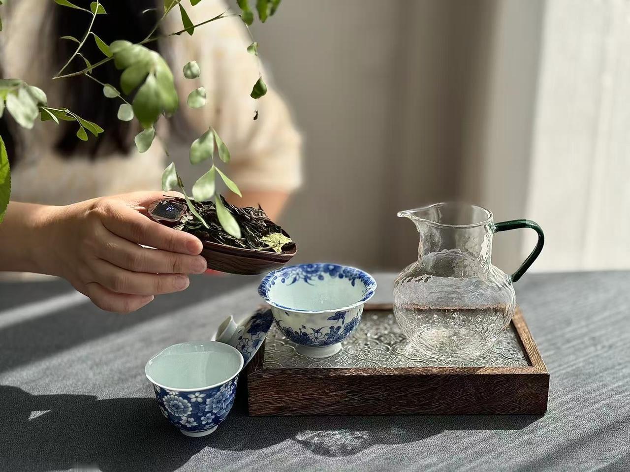 茶叶这出现7种情况，该扔就扔别心疼！◆第一种，干茶摸起来粘手，捏不碎茶叶摸起