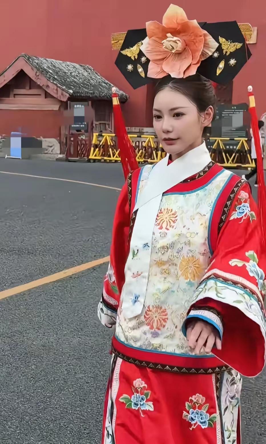 马筱梅打卡北京故宫，穿红色格格装美的令人陶醉！马筱梅生完孩子，身体恢复的很快，