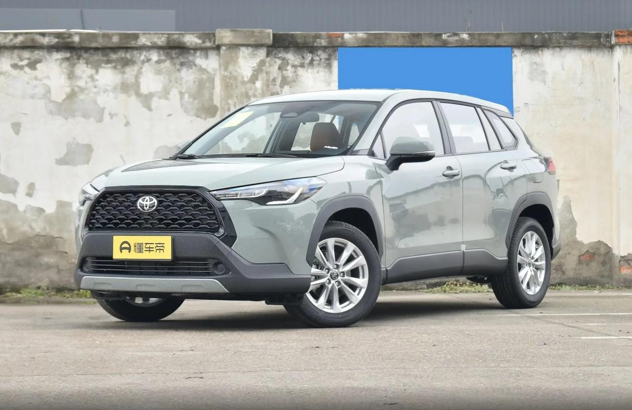 最近后台老有朋友私信我：想买台10万左右的二手SUV，看中了卡罗拉锐放，靠谱吗？