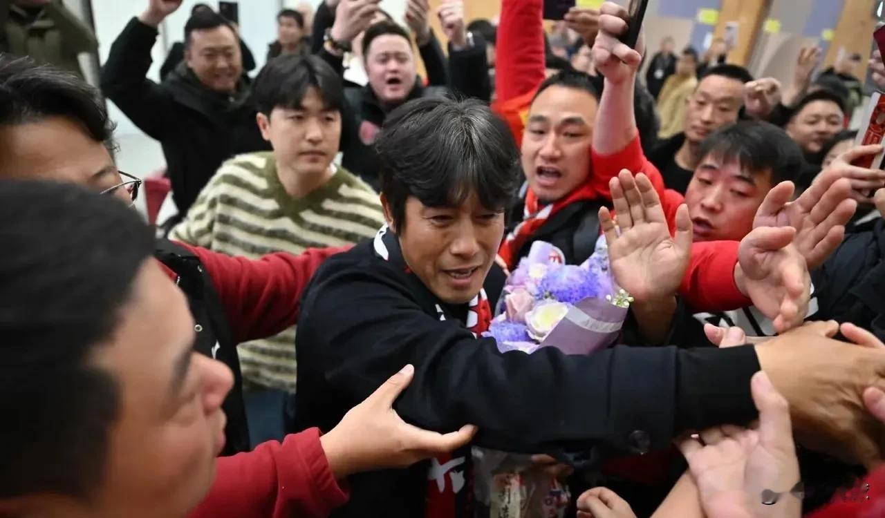 徐正源离开成都时人山人海，崔康熙离开济南时无人问津。同样是韩国教练，差别实在太大