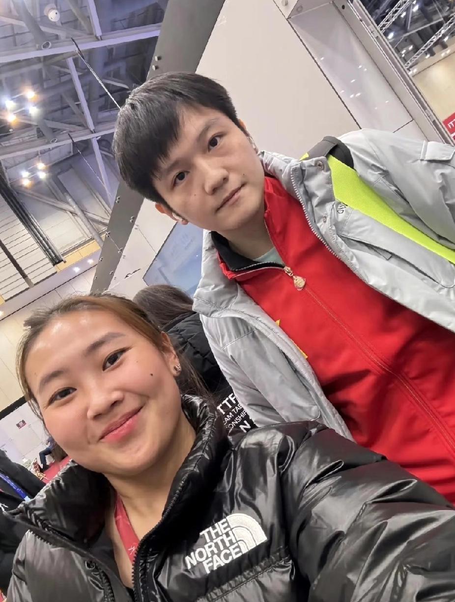 家人们！刷到一张东哥的老照片，釜山世乒赛那会儿的，真让人羡慕啊！这可是和大