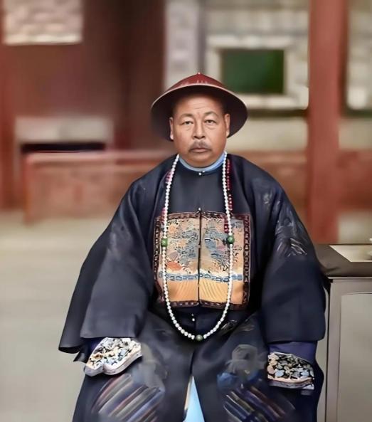 1832年，左宗棠倒插门进了周家，婚后几年妻子连生三个女儿，于是就劝他纳妾，左宗