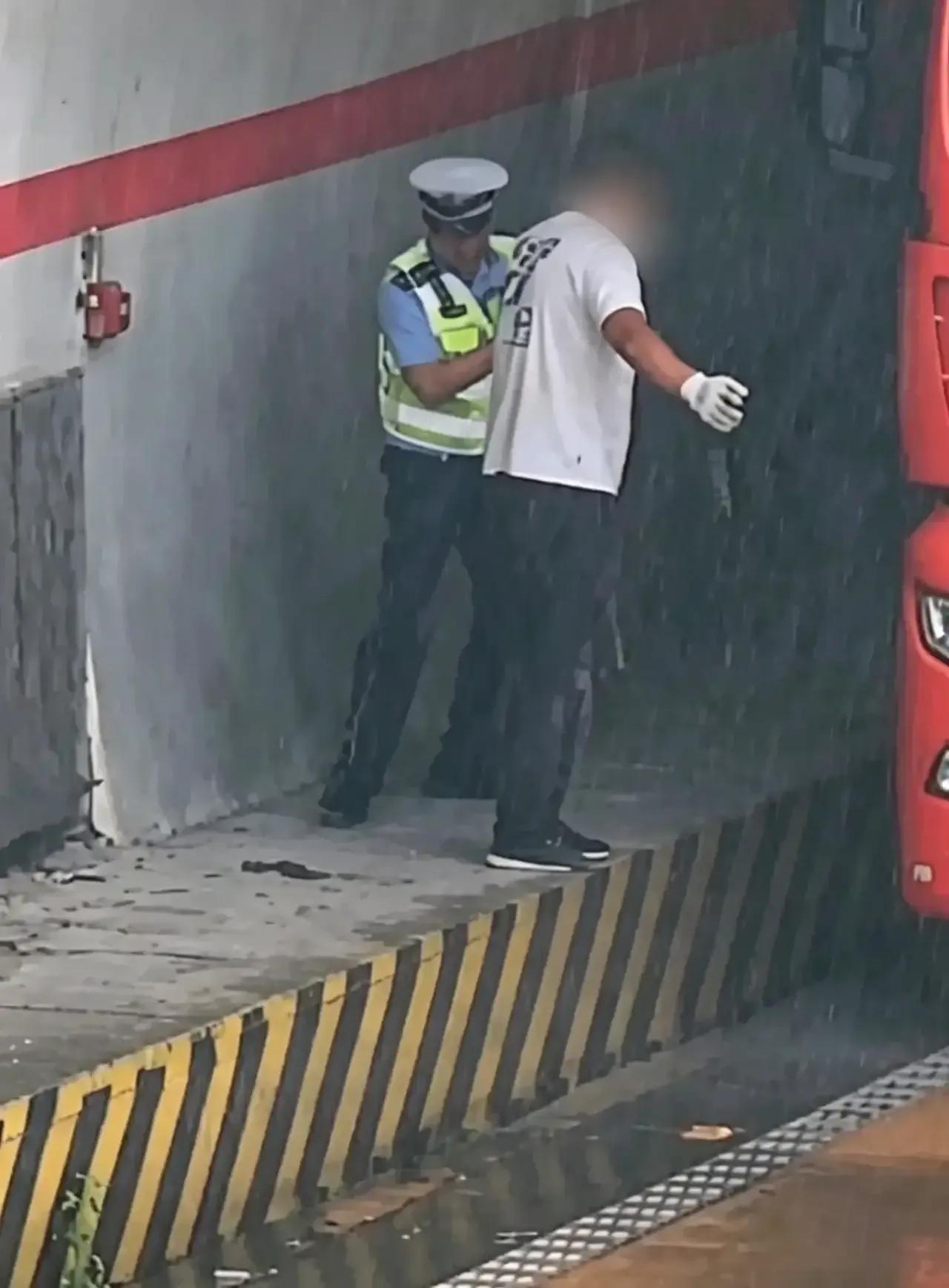 嘴上只要“一分钟”，高速隧道口违停，生存和安全该怎么选？沪武高速凤凰关隧道口