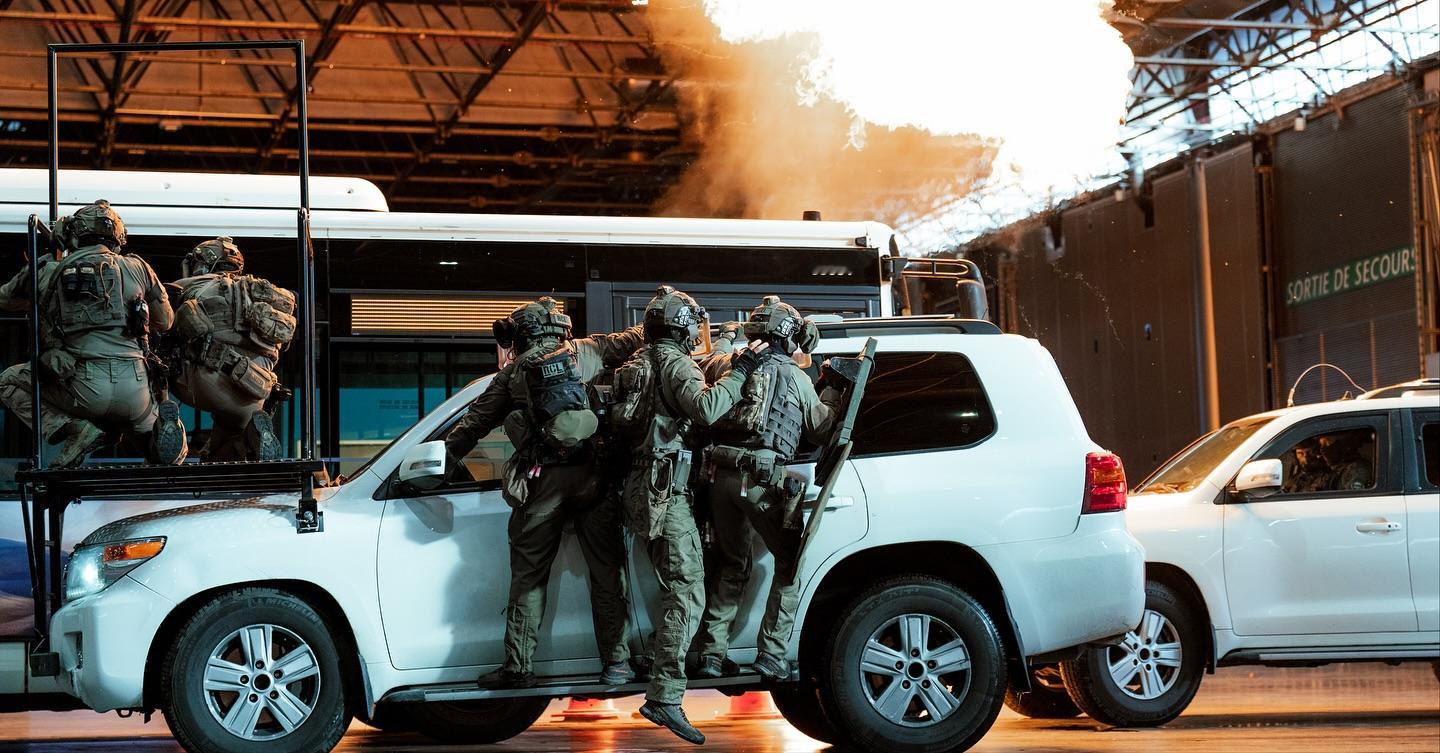 法国Milipol展会上进行公交车反劫持战术表演和信任射击表演的GIGN