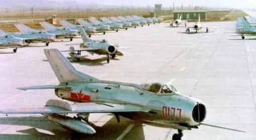 1979年，埃及开罗的谈判室里，电风扇有气无力地转着，吹不散满室的烦躁。埃及