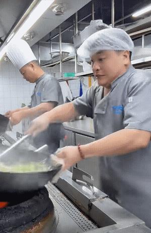 后面的厨师表情到位！[点赞]