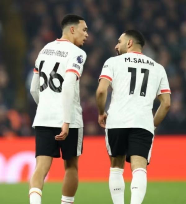 实话实说，利物浦有一大怪像：骂功勋！！阿诺德不续约，有人骂他！萨拉赫续约了，