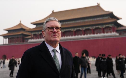 英国似乎很有“自知之明”，斯塔默来到中国后，英国《天空新闻》说：“坦率地说，在中