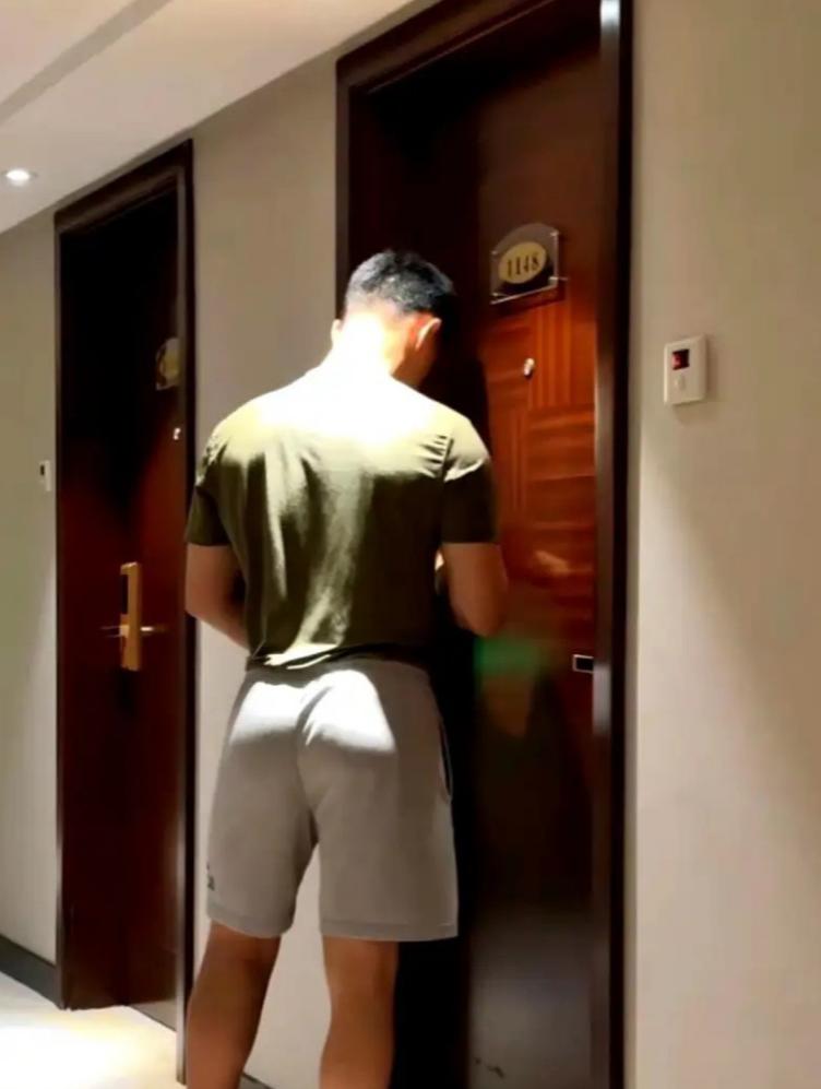 细思极恐！山东青岛，女子和男友吵架后，在酒店开了间房想冷静一下，谁知半夜时分，男